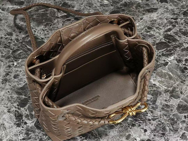 BOTTEGA VENETA SMALL ANDIAMO-25*22*10.5cm [743568-16] CELINE CHANEL ACCESSORIES LOEWE SHOES LOUIS VUITTON DIRO YSL OTHER BRAND HANDBAGS BALENCIAGA BOTTEGA VENETA GOYARD HERMES BURBERRY VALENTINO GUCCI FENDI MIUMIU CHLOE PRADA BVLGARI SUITCASE NEW ARRIVAL 