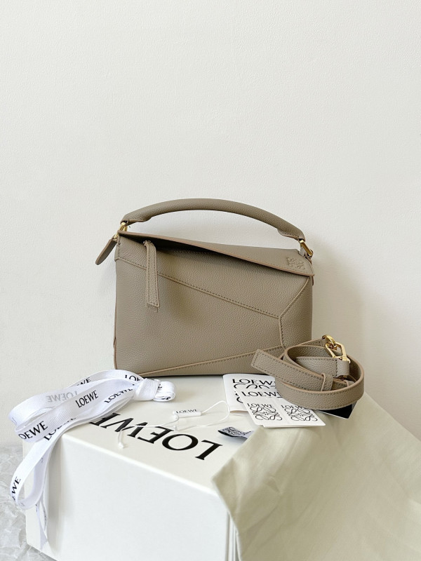 Lowee Small/Mini Puzzle Bumbag [C1U57-074243] CELINE CHANEL ACCESSORIES LOEWE SHOES LOUIS VUITTON DIRO YSL OTHER BRAND HANDBAGS BALENCIAGA BOTTEGA VENETA GOYARD HERMES BURBERRY VALENTINO GUCCI FENDI MIUMIU CHLOE PRADA BVLGARI SUITCASE NEW ARRIVAL 