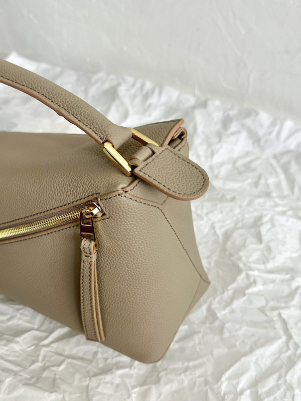 Lowee Small/Mini Puzzle Bumbag [C1U57-074243] CELINE CHANEL ACCESSORIES LOEWE SHOES LOUIS VUITTON DIRO YSL OTHER BRAND HANDBAGS BALENCIAGA BOTTEGA VENETA GOYARD HERMES BURBERRY VALENTINO GUCCI FENDI MIUMIU CHLOE PRADA BVLGARI SUITCASE NEW ARRIVAL 