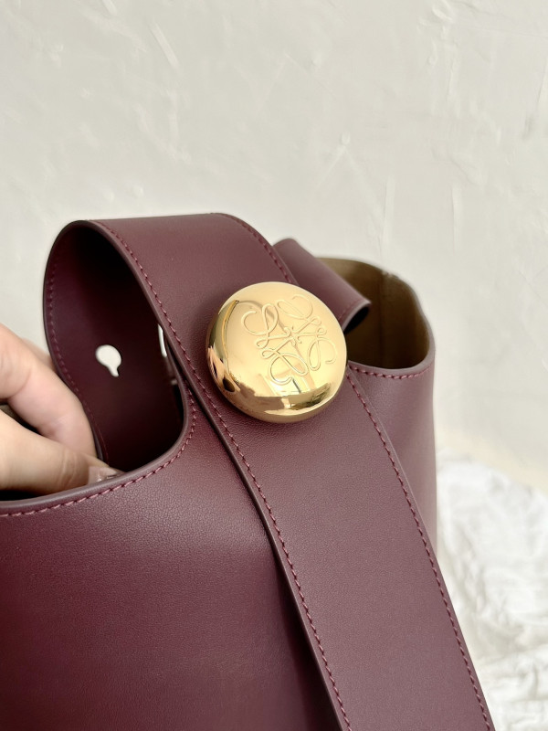 Lowee Medium Pebble bucket Bag-28*24*23CM [C1U57-035056] CELINE CHANEL ACCESSORIES LOEWE SHOES LOUIS VUITTON DIRO YSL OTHER BRAND HANDBAGS BALENCIAGA BOTTEGA VENETA GOYARD HERMES BURBERRY VALENTINO GUCCI FENDI MIUMIU CHLOE PRADA BVLGARI SUITCASE NEW ARRIVAL 