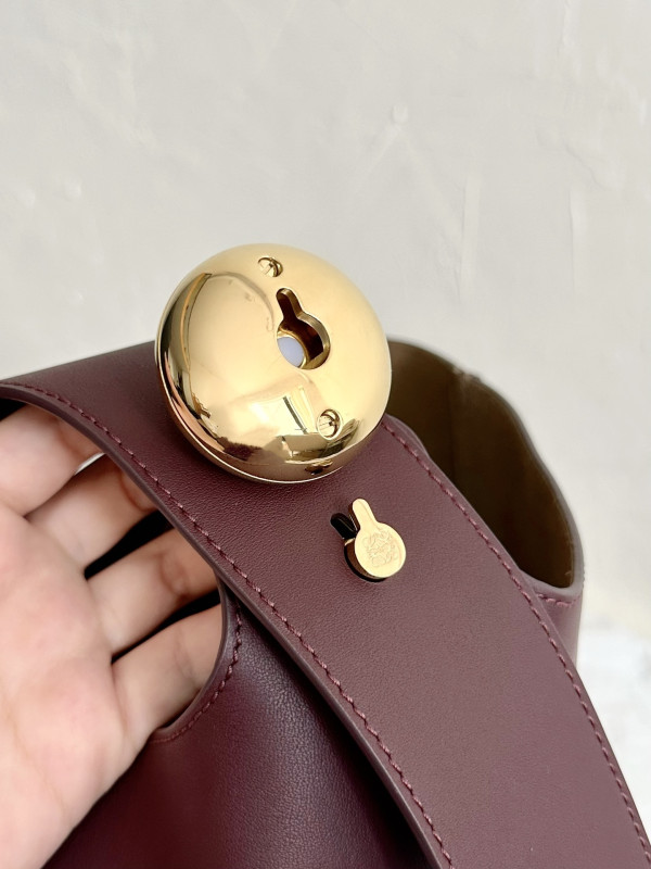 Lowee Medium Pebble bucket Bag-28*24*23CM [C1U57-035056] CELINE CHANEL ACCESSORIES LOEWE SHOES LOUIS VUITTON DIRO YSL OTHER BRAND HANDBAGS BALENCIAGA BOTTEGA VENETA GOYARD HERMES BURBERRY VALENTINO GUCCI FENDI MIUMIU CHLOE PRADA BVLGARI SUITCASE NEW ARRIVAL 