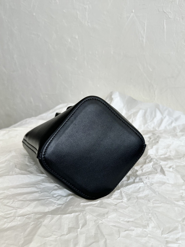 Lowee Mini Pebble Bucket bag-19.5*16*16CM [C1U57-034632] CELINE CHANEL ACCESSORIES LOEWE SHOES LOUIS VUITTON DIRO YSL OTHER BRAND HANDBAGS BALENCIAGA BOTTEGA VENETA GOYARD HERMES BURBERRY VALENTINO GUCCI FENDI MIUMIU CHLOE PRADA BVLGARI SUITCASE NEW ARRIVAL 