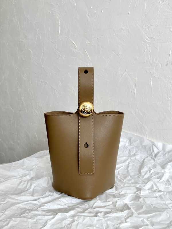 Lowee Mini Pebble Bucket bag-19.5*16*16CM [C1U57-034541] CELINE CHANEL ACCESSORIES LOEWE SHOES LOUIS VUITTON DIRO YSL OTHER BRAND HANDBAGS BALENCIAGA BOTTEGA VENETA GOYARD HERMES BURBERRY VALENTINO GUCCI FENDI MIUMIU CHLOE PRADA BVLGARI SUITCASE NEW ARRIVAL 