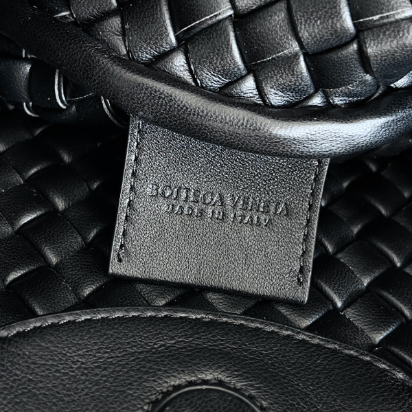 Bottega Veneta Mini Cobble Top Handle [805739黑色] CELINE CHANEL ACCESSORIES LOEWE SHOES LOUIS VUITTON DIRO YSL OTHER BRAND HANDBAGS BALENCIAGA BOTTEGA VENETA GOYARD HERMES BURBERRY VALENTINO GUCCI FENDI MIUMIU CHLOE PRADA BVLGARI SUITCASE NEW ARRIVAL 