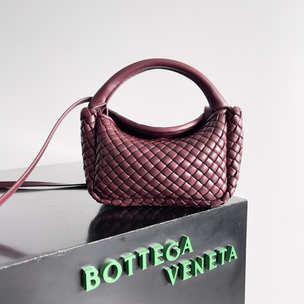 Bottega Veneta Mini Cobble Top Handle [805739] CELINE CHANEL ACCESSORIES LOEWE SHOES LOUIS VUITTON DIRO YSL OTHER BRAND HANDBAGS BALENCIAGA BOTTEGA VENETA GOYARD HERMES BURBERRY VALENTINO GUCCI FENDI MIUMIU CHLOE PRADA BVLGARI SUITCASE NEW ARRIVAL 