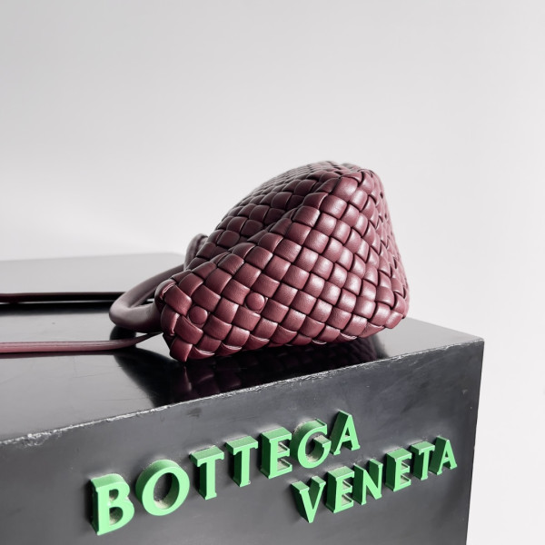 Bottega Veneta Mini Cobble Top Handle [805739] CELINE CHANEL ACCESSORIES LOEWE SHOES LOUIS VUITTON DIRO YSL OTHER BRAND HANDBAGS BALENCIAGA BOTTEGA VENETA GOYARD HERMES BURBERRY VALENTINO GUCCI FENDI MIUMIU CHLOE PRADA BVLGARI SUITCASE NEW ARRIVAL 