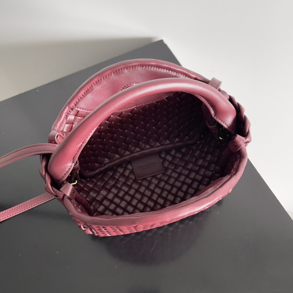 Bottega Veneta Mini Cobble Top Handle [805739] CELINE CHANEL ACCESSORIES LOEWE SHOES LOUIS VUITTON DIRO YSL OTHER BRAND HANDBAGS BALENCIAGA BOTTEGA VENETA GOYARD HERMES BURBERRY VALENTINO GUCCI FENDI MIUMIU CHLOE PRADA BVLGARI SUITCASE NEW ARRIVAL 