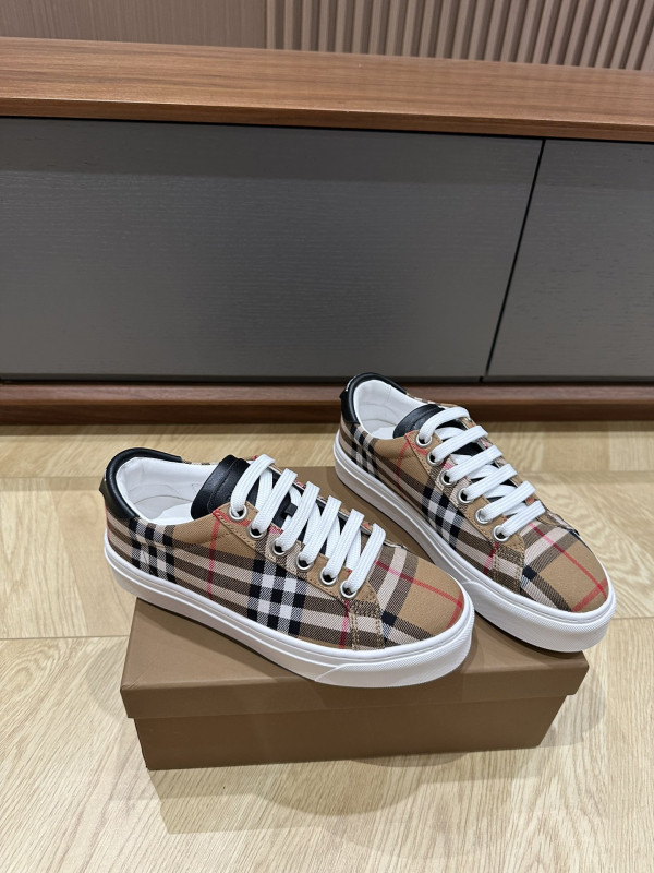 BUBERRY SNEAKER [C1U2P-081014] CELINE CHANEL ACCESSORIES LOEWE SHOES LOUIS VUITTON DIRO YSL OTHER BRAND HANDBAGS BALENCIAGA BOTTEGA VENETA GOYARD HERMES BURBERRY VALENTINO GUCCI FENDI MIUMIU CHLOE PRADA BVLGARI SUITCASE NEW ARRIVAL 
