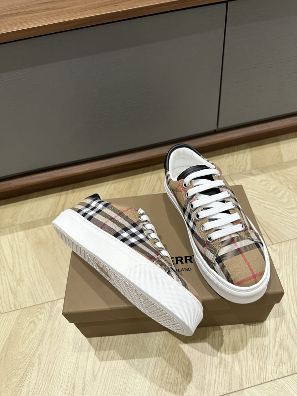 BUBERRY SNEAKER [C1U2P-081014] CELINE CHANEL ACCESSORIES LOEWE SHOES LOUIS VUITTON DIRO YSL OTHER BRAND HANDBAGS BALENCIAGA BOTTEGA VENETA GOYARD HERMES BURBERRY VALENTINO GUCCI FENDI MIUMIU CHLOE PRADA BVLGARI SUITCASE NEW ARRIVAL 
