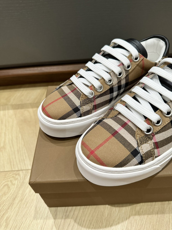 BUBERRY SNEAKER [C1U2P-081014] CELINE CHANEL ACCESSORIES LOEWE SHOES LOUIS VUITTON DIRO YSL OTHER BRAND HANDBAGS BALENCIAGA BOTTEGA VENETA GOYARD HERMES BURBERRY VALENTINO GUCCI FENDI MIUMIU CHLOE PRADA BVLGARI SUITCASE NEW ARRIVAL 