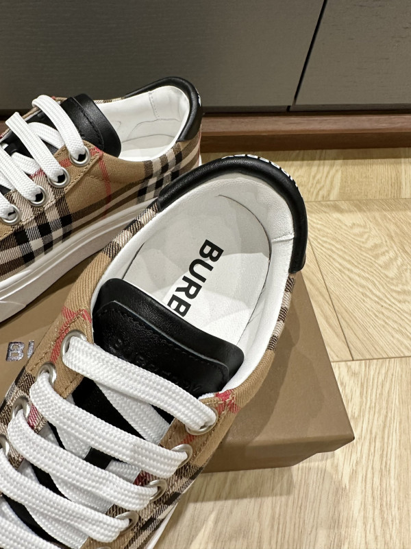 BUBERRY SNEAKER [C1U2P-081014] CELINE CHANEL ACCESSORIES LOEWE SHOES LOUIS VUITTON DIRO YSL OTHER BRAND HANDBAGS BALENCIAGA BOTTEGA VENETA GOYARD HERMES BURBERRY VALENTINO GUCCI FENDI MIUMIU CHLOE PRADA BVLGARI SUITCASE NEW ARRIVAL 