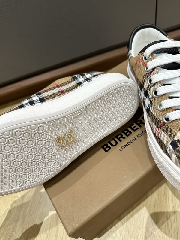 BUBERRY SNEAKER [C1U2P-081014] CELINE CHANEL ACCESSORIES LOEWE SHOES LOUIS VUITTON DIRO YSL OTHER BRAND HANDBAGS BALENCIAGA BOTTEGA VENETA GOYARD HERMES BURBERRY VALENTINO GUCCI FENDI MIUMIU CHLOE PRADA BVLGARI SUITCASE NEW ARRIVAL 