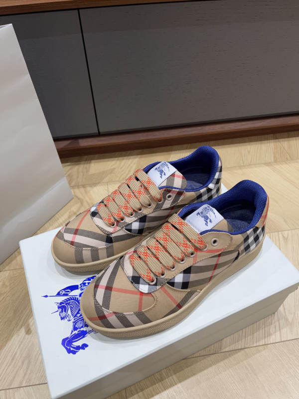 BUBERRY SNEAKER [C1U2P-080743] CELINE CHANEL ACCESSORIES LOEWE SHOES LOUIS VUITTON DIRO YSL OTHER BRAND HANDBAGS BALENCIAGA BOTTEGA VENETA GOYARD HERMES BURBERRY VALENTINO GUCCI FENDI MIUMIU CHLOE PRADA BVLGARI SUITCASE NEW ARRIVAL 