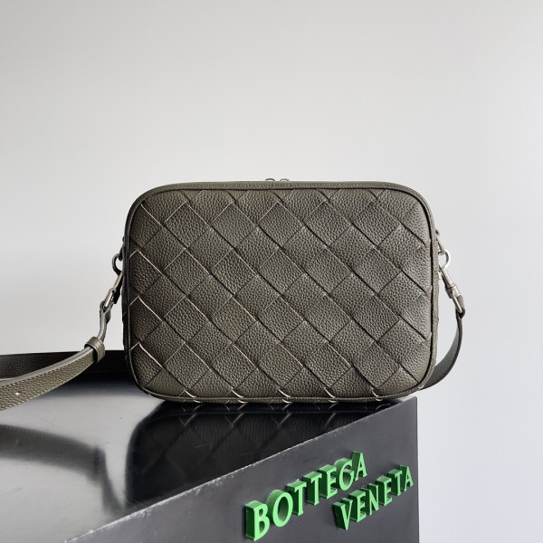 (image for) BOTTEGA VENETA Medium Intrecciato Camera Bag