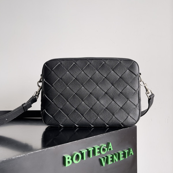 (image for) BOTTEGA VENETA Medium Intrecciato Camera Bag