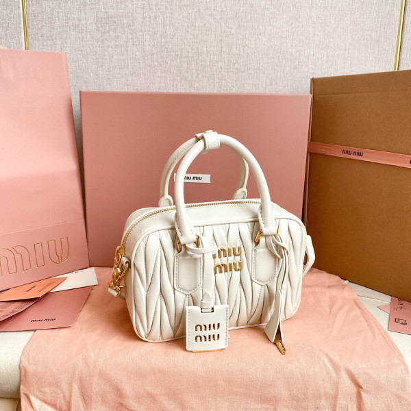 MIUMIU Arcadie matelassé nappa leather bag-19*13*6CM [5BB123] CELINE CHANEL ACCESSORIES LOEWE SHOES LOUIS VUITTON DIRO YSL OTHER BRAND HANDBAGS BALENCIAGA BOTTEGA VENETA GOYARD HERMES BURBERRY VALENTINO GUCCI FENDI MIUMIU CHLOE PRADA BVLGARI SUITCASE NEW ARRIVAL 