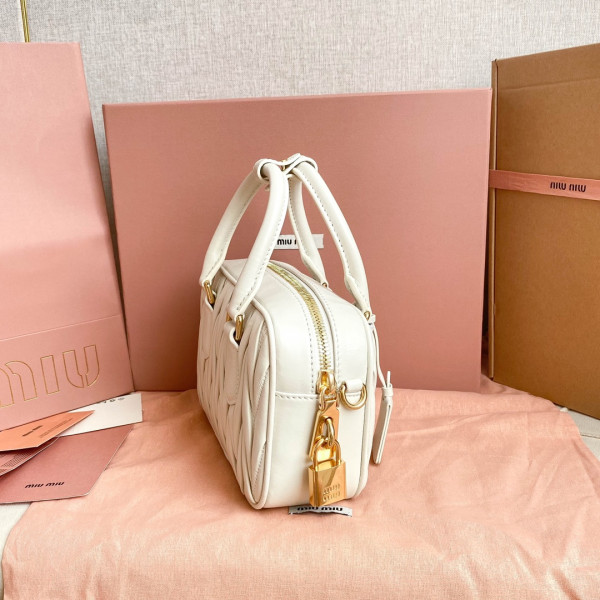 MIUMIU Arcadie matelassé nappa leather bag-19*13*6CM [5BB123] CELINE CHANEL ACCESSORIES LOEWE SHOES LOUIS VUITTON DIRO YSL OTHER BRAND HANDBAGS BALENCIAGA BOTTEGA VENETA GOYARD HERMES BURBERRY VALENTINO GUCCI FENDI MIUMIU CHLOE PRADA BVLGARI SUITCASE NEW ARRIVAL 