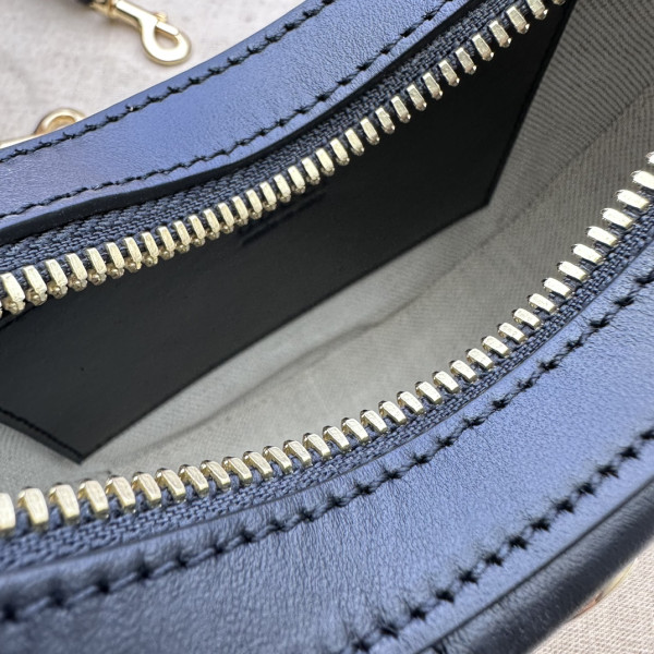 Gucci GG Matelassé mini shoulder bag [739736克色] CELINE CHANEL ACCESSORIES LOEWE SHOES LOUIS VUITTON DIRO YSL OTHER BRAND HANDBAGS BALENCIAGA BOTTEGA VENETA GOYARD HERMES BURBERRY VALENTINO GUCCI FENDI MIUMIU CHLOE PRADA BVLGARI SUITCASE NEW ARRIVAL 