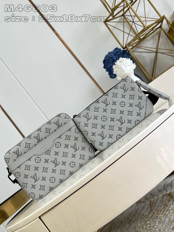 LOUIS VUITTON TRIO MESSENGER [M46603灰压花] CELINE CHANEL ACCESSORIES LOEWE SHOES LOUIS VUITTON DIRO YSL OTHER BRAND HANDBAGS BALENCIAGA BOTTEGA VENETA GOYARD HERMES BURBERRY VALENTINO GUCCI FENDI MIUMIU CHLOE PRADA BVLGARI SUITCASE NEW ARRIVAL 