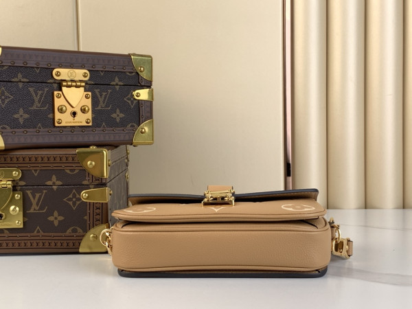 LOUIS VUITTON POCHETTE METIS EAST WEST [M22942] CELINE CHANEL ACCESSORIES LOEWE SHOES LOUIS VUITTON DIRO YSL OTHER BRAND HANDBAGS BALENCIAGA BOTTEGA VENETA GOYARD HERMES BURBERRY VALENTINO GUCCI FENDI MIUMIU CHLOE PRADA BVLGARI SUITCASE NEW ARRIVAL 