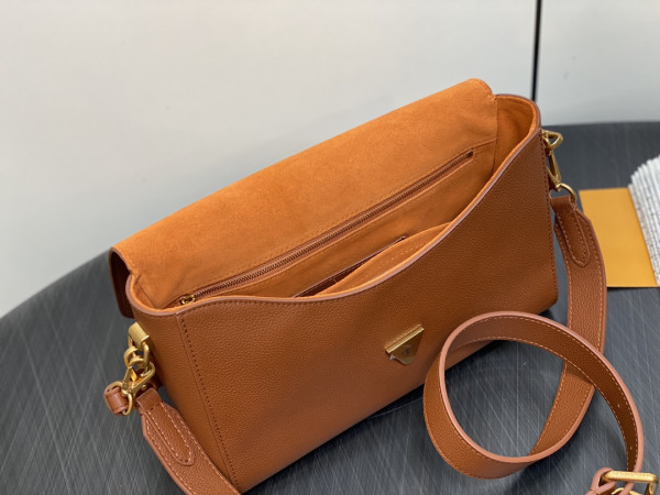 LOUIS VUITTON Soft Twist-27*19*9CM [M24639棕色] CELINE CHANEL ACCESSORIES LOEWE SHOES LOUIS VUITTON DIRO YSL OTHER BRAND HANDBAGS BALENCIAGA BOTTEGA VENETA GOYARD HERMES BURBERRY VALENTINO GUCCI FENDI MIUMIU CHLOE PRADA BVLGARI SUITCASE NEW ARRIVAL 