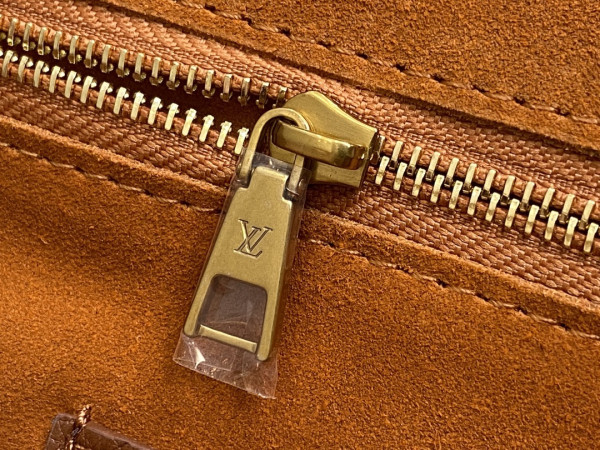 LOUIS VUITTON Soft Twist-27*19*9CM [M24639棕色] CELINE CHANEL ACCESSORIES LOEWE SHOES LOUIS VUITTON DIRO YSL OTHER BRAND HANDBAGS BALENCIAGA BOTTEGA VENETA GOYARD HERMES BURBERRY VALENTINO GUCCI FENDI MIUMIU CHLOE PRADA BVLGARI SUITCASE NEW ARRIVAL 