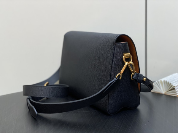 LOUIS VUITTON Soft Twist-27*19*9CM [M24639黑色] CELINE CHANEL ACCESSORIES LOEWE SHOES LOUIS VUITTON DIRO YSL OTHER BRAND HANDBAGS BALENCIAGA BOTTEGA VENETA GOYARD HERMES BURBERRY VALENTINO GUCCI FENDI MIUMIU CHLOE PRADA BVLGARI SUITCASE NEW ARRIVAL 