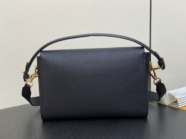 LOUIS VUITTON Soft Twist-27*19*9CM [M24639黑色] CELINE CHANEL ACCESSORIES LOEWE SHOES LOUIS VUITTON DIRO YSL OTHER BRAND HANDBAGS BALENCIAGA BOTTEGA VENETA GOYARD HERMES BURBERRY VALENTINO GUCCI FENDI MIUMIU CHLOE PRADA BVLGARI SUITCASE NEW ARRIVAL 