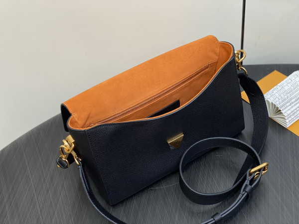 LOUIS VUITTON Soft Twist-27*19*9CM [M24639黑色] CELINE CHANEL ACCESSORIES LOEWE SHOES LOUIS VUITTON DIRO YSL OTHER BRAND HANDBAGS BALENCIAGA BOTTEGA VENETA GOYARD HERMES BURBERRY VALENTINO GUCCI FENDI MIUMIU CHLOE PRADA BVLGARI SUITCASE NEW ARRIVAL 