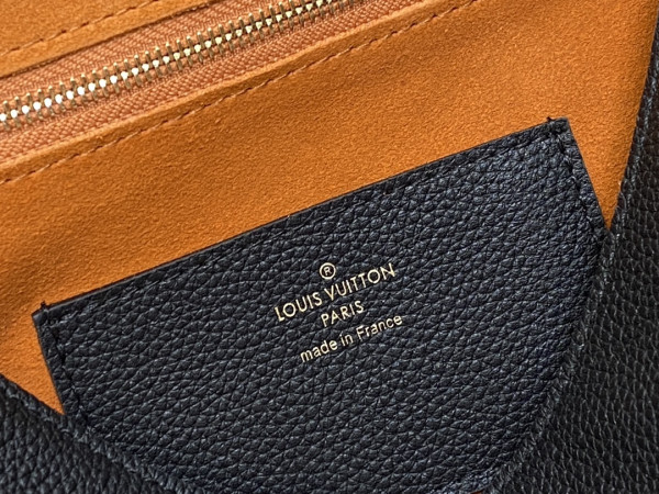 LOUIS VUITTON Soft Twist-27*19*9CM [M24639黑色] CELINE CHANEL ACCESSORIES LOEWE SHOES LOUIS VUITTON DIRO YSL OTHER BRAND HANDBAGS BALENCIAGA BOTTEGA VENETA GOYARD HERMES BURBERRY VALENTINO GUCCI FENDI MIUMIU CHLOE PRADA BVLGARI SUITCASE NEW ARRIVAL 