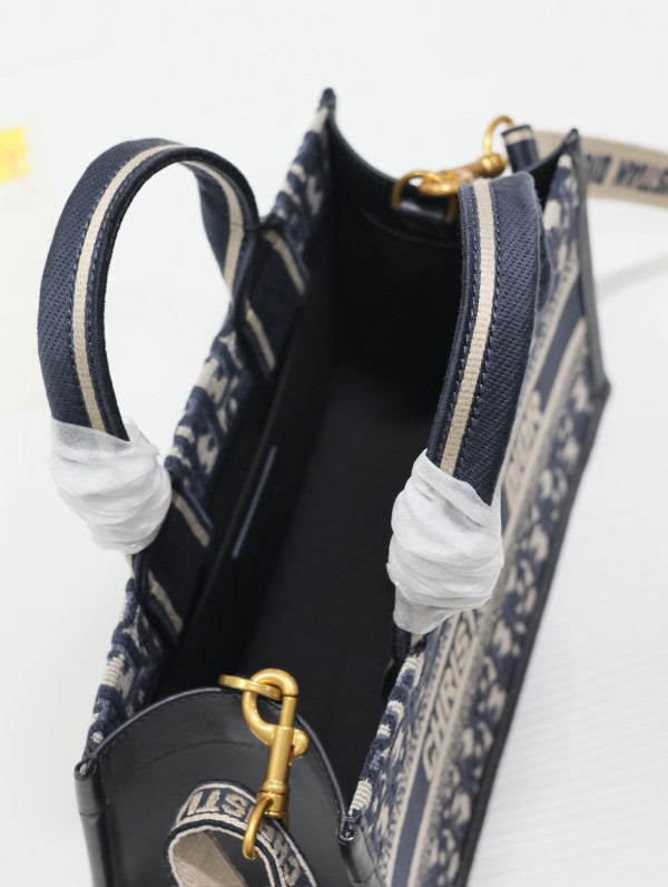 Diro East-West Book Tote-27*14*11CM [1326/1286] CELINE CHANEL ACCESSORIES LOEWE SHOES LOUIS VUITTON DIRO YSL OTHER BRAND HANDBAGS BALENCIAGA BOTTEGA VENETA GOYARD HERMES BURBERRY VALENTINO GUCCI FENDI MIUMIU CHLOE PRADA BVLGARI SUITCASE NEW ARRIVAL 