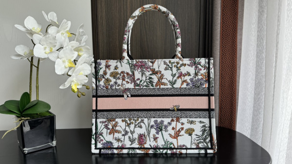 MEDIUM DIRO BOOK TOTE-36*18*28CM [C1TRO-093025] CELINE CHANEL ACCESSORIES LOEWE SHOES LOUIS VUITTON DIRO YSL OTHER BRAND HANDBAGS BALENCIAGA BOTTEGA VENETA GOYARD HERMES BURBERRY VALENTINO GUCCI FENDI MIUMIU CHLOE PRADA BVLGARI SUITCASE NEW ARRIVAL 