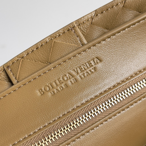 BOTTEGA VENETA MEDIUM ANDIAMO [C1TR9-065909] CELINE CHANEL ACCESSORIES LOEWE SHOES LOUIS VUITTON DIRO YSL OTHER BRAND HANDBAGS BALENCIAGA BOTTEGA VENETA GOYARD HERMES BURBERRY VALENTINO GUCCI FENDI MIUMIU CHLOE PRADA BVLGARI SUITCASE NEW ARRIVAL 