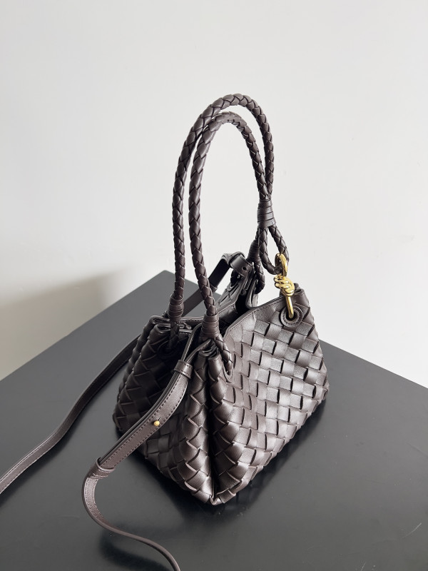 BOTTEGA VENETA Andiamo Parachute Small shoulder bag [C1TR9-065539] CELINE CHANEL ACCESSORIES LOEWE SHOES LOUIS VUITTON DIRO YSL OTHER BRAND HANDBAGS BALENCIAGA BOTTEGA VENETA GOYARD HERMES BURBERRY VALENTINO GUCCI FENDI MIUMIU CHLOE PRADA BVLGARI SUITCASE NEW ARRIVAL 