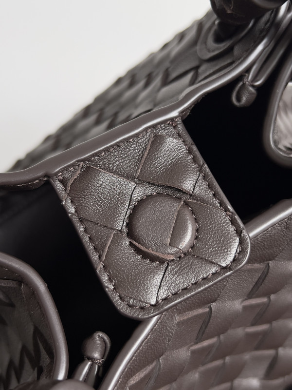 BOTTEGA VENETA Andiamo Parachute Small shoulder bag [C1TR9-065539] CELINE CHANEL ACCESSORIES LOEWE SHOES LOUIS VUITTON DIRO YSL OTHER BRAND HANDBAGS BALENCIAGA BOTTEGA VENETA GOYARD HERMES BURBERRY VALENTINO GUCCI FENDI MIUMIU CHLOE PRADA BVLGARI SUITCASE NEW ARRIVAL 