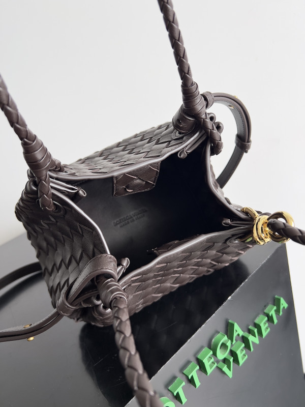 BOTTEGA VENETA Andiamo Parachute Small shoulder bag [C1TR9-065539] CELINE CHANEL ACCESSORIES LOEWE SHOES LOUIS VUITTON DIRO YSL OTHER BRAND HANDBAGS BALENCIAGA BOTTEGA VENETA GOYARD HERMES BURBERRY VALENTINO GUCCI FENDI MIUMIU CHLOE PRADA BVLGARI SUITCASE NEW ARRIVAL 