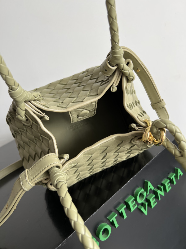 BOTTEGA VENETA Andiamo Parachute Small shoulder bag [C1TR9-035418] CELINE CHANEL ACCESSORIES LOEWE SHOES LOUIS VUITTON DIRO YSL OTHER BRAND HANDBAGS BALENCIAGA BOTTEGA VENETA GOYARD HERMES BURBERRY VALENTINO GUCCI FENDI MIUMIU CHLOE PRADA BVLGARI SUITCASE NEW ARRIVAL 
