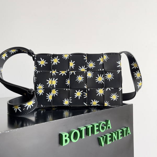 BOTTEGA VENETA CASSETTE-23*15*5cm [C1TOQ-024635] CELINE CHANEL ACCESSORIES LOEWE SHOES LOUIS VUITTON DIRO YSL OTHER BRAND HANDBAGS BALENCIAGA BOTTEGA VENETA GOYARD HERMES BURBERRY VALENTINO GUCCI FENDI MIUMIU CHLOE PRADA BVLGARI SUITCASE NEW ARRIVAL 