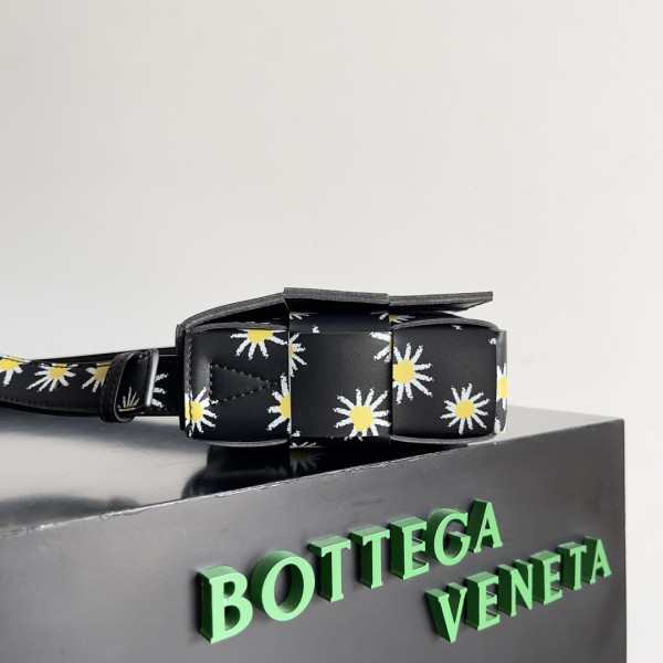 BOTTEGA VENETA CASSETTE-23*15*5cm [C1TOQ-024635] CELINE CHANEL ACCESSORIES LOEWE SHOES LOUIS VUITTON DIRO YSL OTHER BRAND HANDBAGS BALENCIAGA BOTTEGA VENETA GOYARD HERMES BURBERRY VALENTINO GUCCI FENDI MIUMIU CHLOE PRADA BVLGARI SUITCASE NEW ARRIVAL 