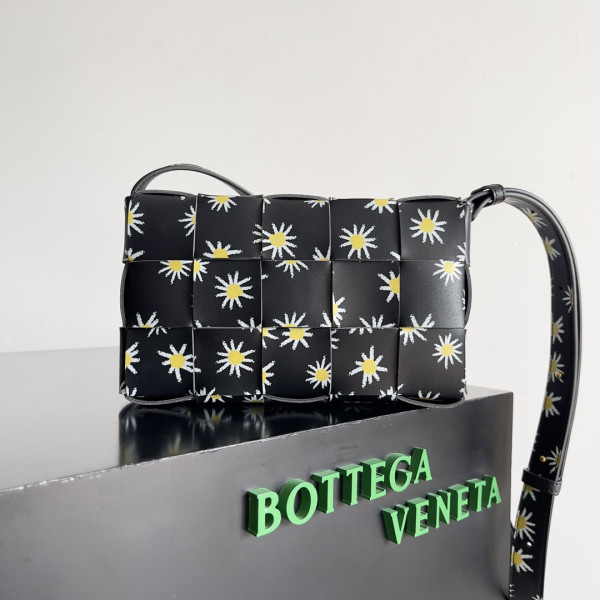 BOTTEGA VENETA CASSETTE-23*15*5cm [C1TOQ-024635] CELINE CHANEL ACCESSORIES LOEWE SHOES LOUIS VUITTON DIRO YSL OTHER BRAND HANDBAGS BALENCIAGA BOTTEGA VENETA GOYARD HERMES BURBERRY VALENTINO GUCCI FENDI MIUMIU CHLOE PRADA BVLGARI SUITCASE NEW ARRIVAL 