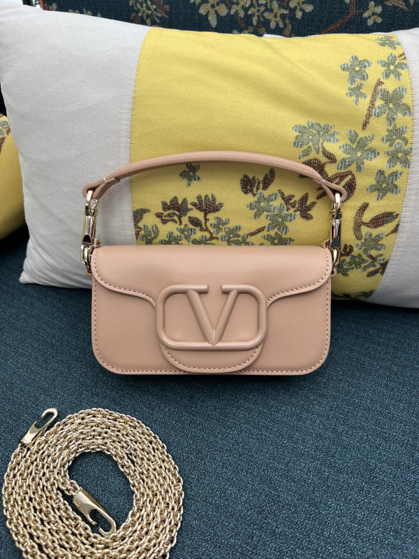 VALENTINO LOC? SMALL SHOULDER BAG IN CALFSKIN [C1TOQ-024458] CELINE CHANEL ACCESSORIES LOEWE SHOES LOUIS VUITTON DIRO YSL OTHER BRAND HANDBAGS BALENCIAGA BOTTEGA VENETA GOYARD HERMES BURBERRY VALENTINO GUCCI FENDI MIUMIU CHLOE PRADA BVLGARI SUITCASE NEW ARRIVAL 