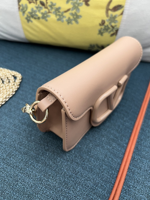 VALENTINO LOC? SMALL SHOULDER BAG IN CALFSKIN [C1TOQ-024458] CELINE CHANEL ACCESSORIES LOEWE SHOES LOUIS VUITTON DIRO YSL OTHER BRAND HANDBAGS BALENCIAGA BOTTEGA VENETA GOYARD HERMES BURBERRY VALENTINO GUCCI FENDI MIUMIU CHLOE PRADA BVLGARI SUITCASE NEW ARRIVAL 