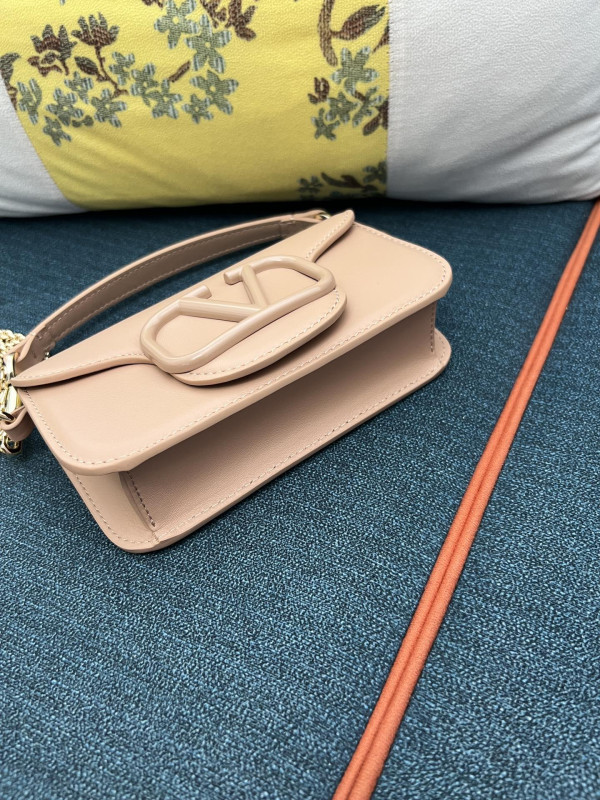 VALENTINO LOC? SMALL SHOULDER BAG IN CALFSKIN [C1TOQ-024458] CELINE CHANEL ACCESSORIES LOEWE SHOES LOUIS VUITTON DIRO YSL OTHER BRAND HANDBAGS BALENCIAGA BOTTEGA VENETA GOYARD HERMES BURBERRY VALENTINO GUCCI FENDI MIUMIU CHLOE PRADA BVLGARI SUITCASE NEW ARRIVAL 