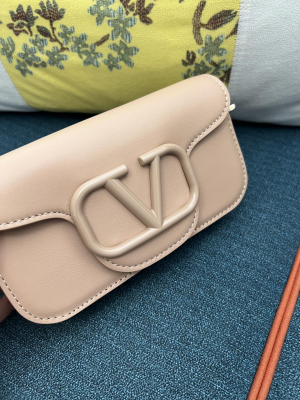 VALENTINO LOC? SMALL SHOULDER BAG IN CALFSKIN [C1TOQ-024458] CELINE CHANEL ACCESSORIES LOEWE SHOES LOUIS VUITTON DIRO YSL OTHER BRAND HANDBAGS BALENCIAGA BOTTEGA VENETA GOYARD HERMES BURBERRY VALENTINO GUCCI FENDI MIUMIU CHLOE PRADA BVLGARI SUITCASE NEW ARRIVAL 