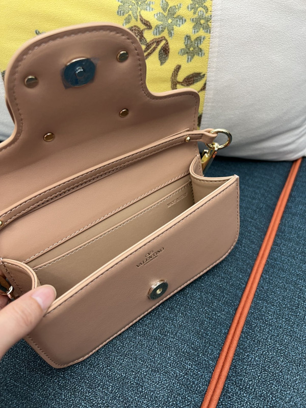 VALENTINO LOC? SMALL SHOULDER BAG IN CALFSKIN [C1TOQ-024458] CELINE CHANEL ACCESSORIES LOEWE SHOES LOUIS VUITTON DIRO YSL OTHER BRAND HANDBAGS BALENCIAGA BOTTEGA VENETA GOYARD HERMES BURBERRY VALENTINO GUCCI FENDI MIUMIU CHLOE PRADA BVLGARI SUITCASE NEW ARRIVAL 