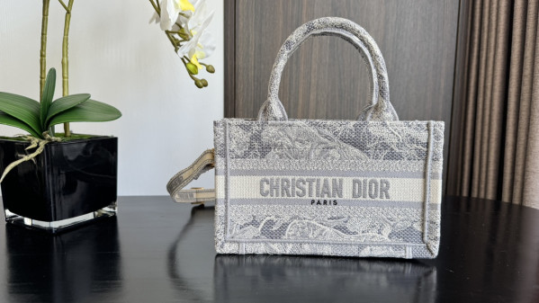 DIRO MINI BOOK TOTE-21.5*13*7.5CM [C1TM5-081550] CELINE CHANEL ACCESSORIES LOEWE SHOES LOUIS VUITTON DIRO YSL OTHER BRAND HANDBAGS BALENCIAGA BOTTEGA VENETA GOYARD HERMES BURBERRY VALENTINO GUCCI FENDI MIUMIU CHLOE PRADA BVLGARI SUITCASE NEW ARRIVAL 