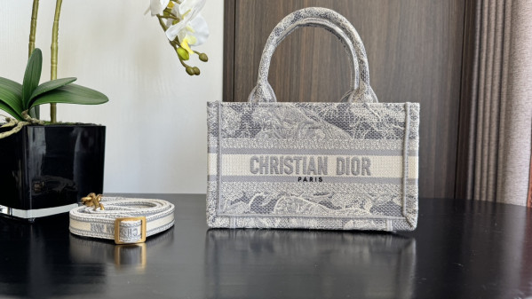 DIRO MINI BOOK TOTE-21.5*13*7.5CM [C1TM5-081550] CELINE CHANEL ACCESSORIES LOEWE SHOES LOUIS VUITTON DIRO YSL OTHER BRAND HANDBAGS BALENCIAGA BOTTEGA VENETA GOYARD HERMES BURBERRY VALENTINO GUCCI FENDI MIUMIU CHLOE PRADA BVLGARI SUITCASE NEW ARRIVAL 