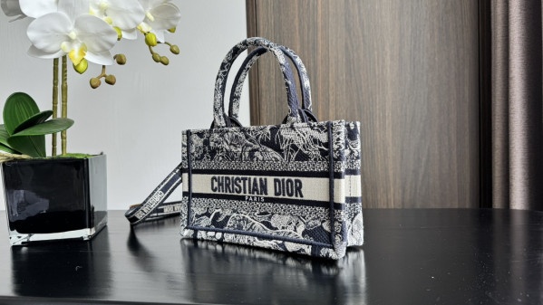 DIRO MINI BOOK TOTE-21.5*13*7.5CM [C1TM5-081500] CELINE CHANEL ACCESSORIES LOEWE SHOES LOUIS VUITTON DIRO YSL OTHER BRAND HANDBAGS BALENCIAGA BOTTEGA VENETA GOYARD HERMES BURBERRY VALENTINO GUCCI FENDI MIUMIU CHLOE PRADA BVLGARI SUITCASE NEW ARRIVAL 