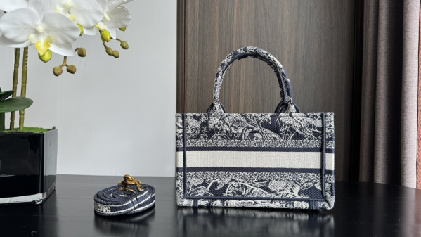 DIRO MINI BOOK TOTE-21.5*13*7.5CM [C1TM5-081500] CELINE CHANEL ACCESSORIES LOEWE SHOES LOUIS VUITTON DIRO YSL OTHER BRAND HANDBAGS BALENCIAGA BOTTEGA VENETA GOYARD HERMES BURBERRY VALENTINO GUCCI FENDI MIUMIU CHLOE PRADA BVLGARI SUITCASE NEW ARRIVAL 