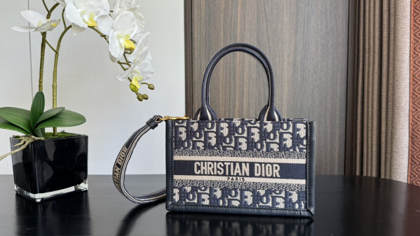 DIRO MINI BOOK TOTE-21.5*13*7.5CM [C1TM5-081321] CELINE CHANEL ACCESSORIES LOEWE SHOES LOUIS VUITTON DIRO YSL OTHER BRAND HANDBAGS BALENCIAGA BOTTEGA VENETA GOYARD HERMES BURBERRY VALENTINO GUCCI FENDI MIUMIU CHLOE PRADA BVLGARI SUITCASE NEW ARRIVAL 